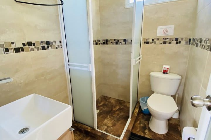 Baño privado con ducha de un apartamento