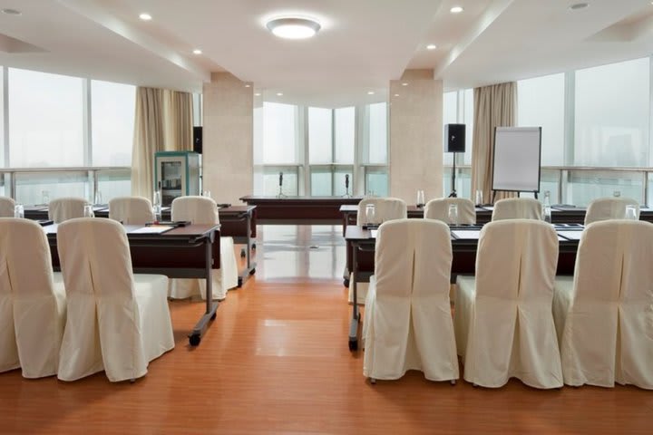 Holiday Inn Express Shanghai Zhabei dispone de un salón de eventos con capacidad para 60 invitados