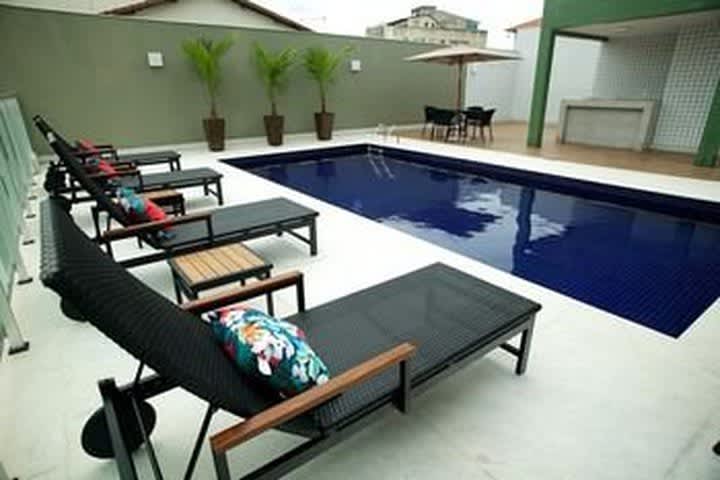 Área de descanso frente a la Piscina