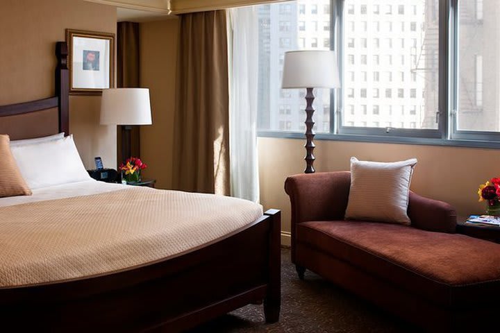 Junior suite at the Wyndham Grand Chicago hotel facing the river