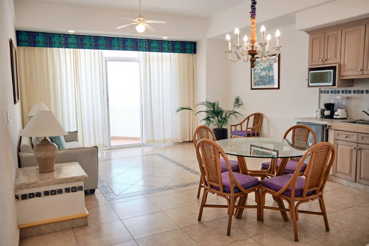 Dining area and kitchen of a junior suite oceanfront