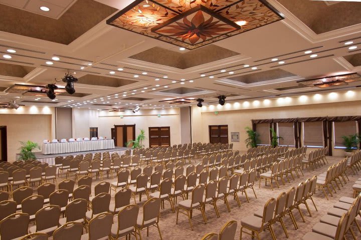 One of the meeting rooms can accommodate up to 400 guests