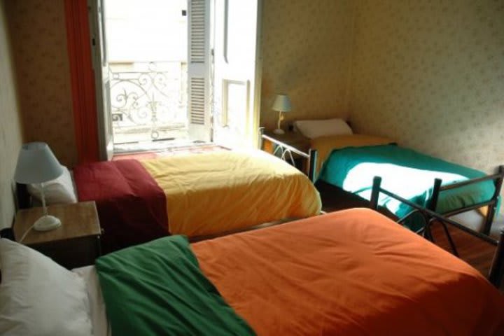 Habitación estándar triple del hostal Ayres Porteños en Buenos Aires