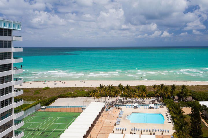 Vista de la piscina y la cancha de tenis