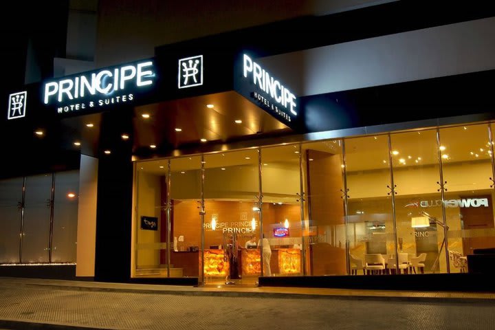 Entrada del Príncipe Hotel & Suites a 1 cuadra de Vía España