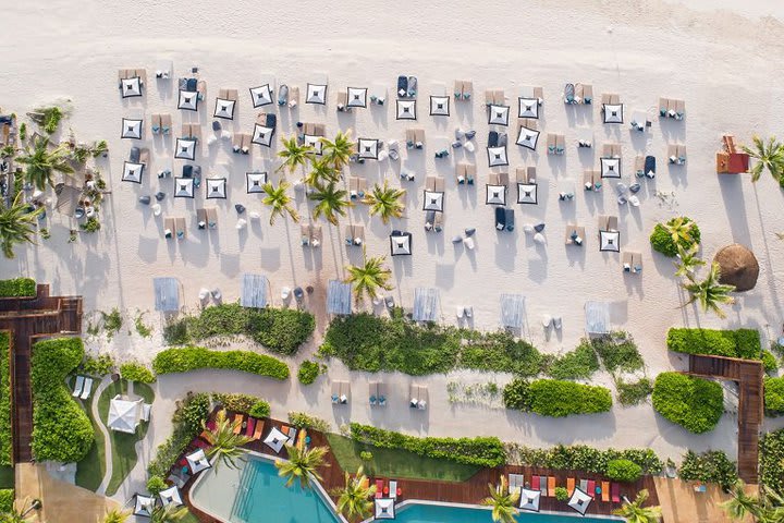 Vista aérea de la piscina y la playa