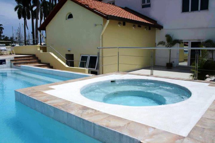 Jacuzzi junto a la alberca del Shelter Bay Marina Hotel