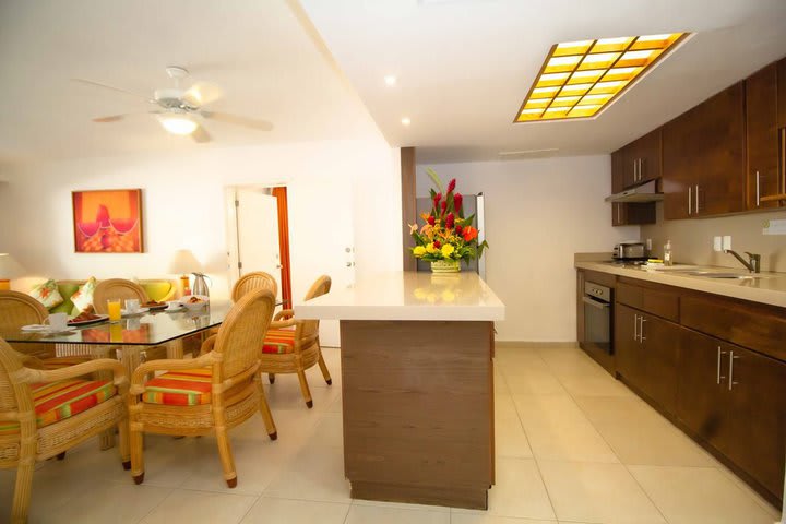 Comedor y cocina de una villa