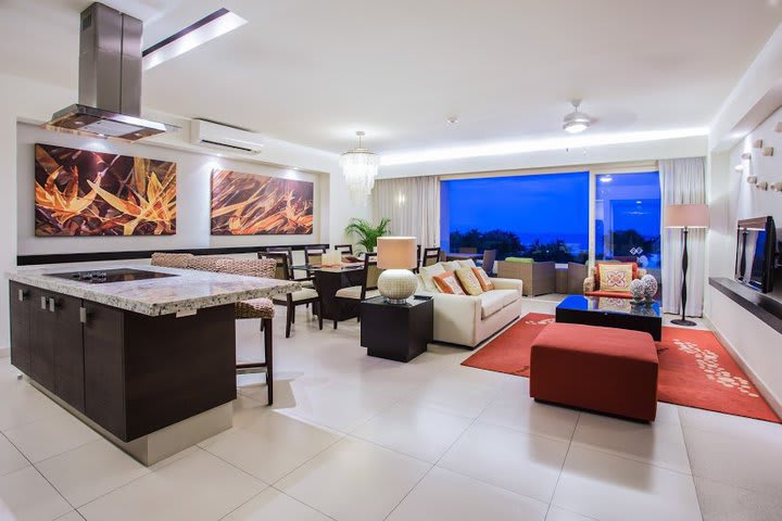 4 bedroom luxury ocean view kids eat & stay free