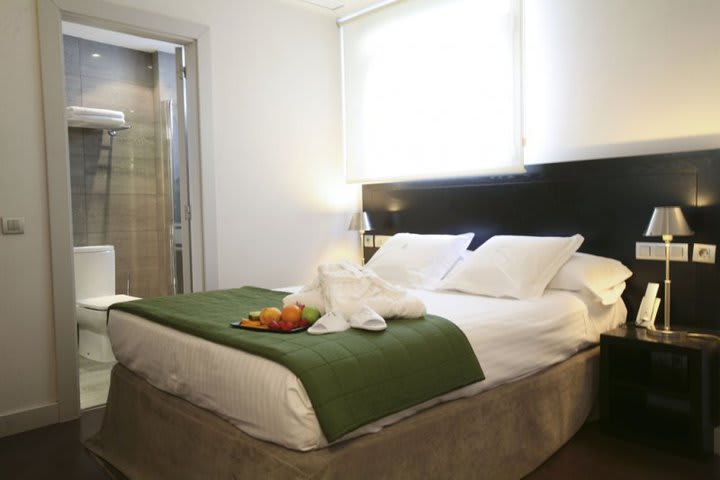 Cama matrimonial en una habitación estándar del Meninas, hotel cerca de la Gran Vía