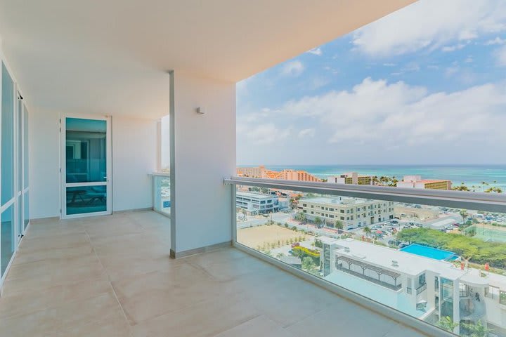 Balcón de un penthouse con vista al mar