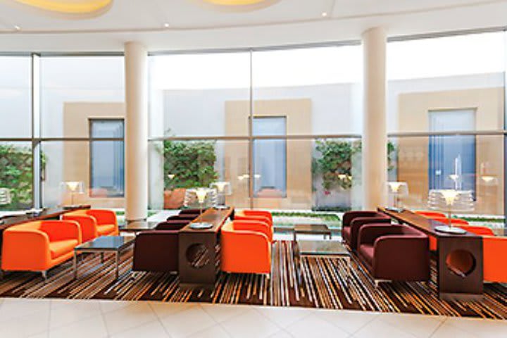 Lobby estilo lounge en el hotel Ibis World Trade Centre Dubai