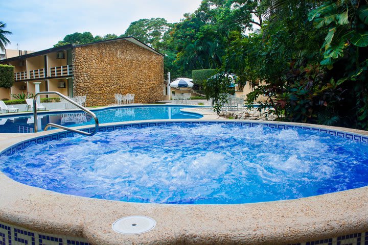 Piscina con hidromasaje