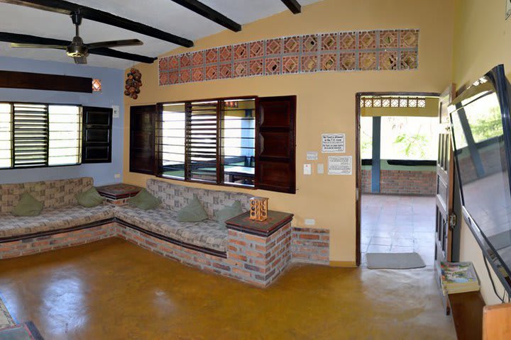 Sala de televisión en La Casa de Felipe, hotel en Taganga