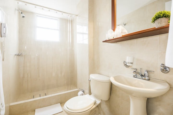 Baño privado con ducha de una habitación