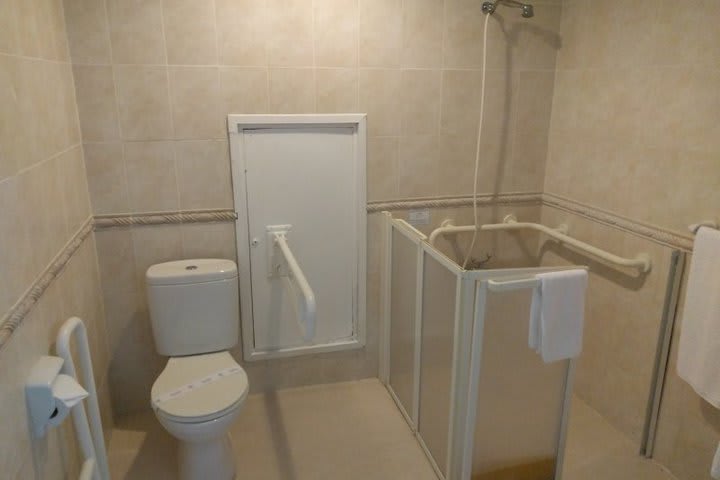 Baño de la habitación para personas con discapacidad