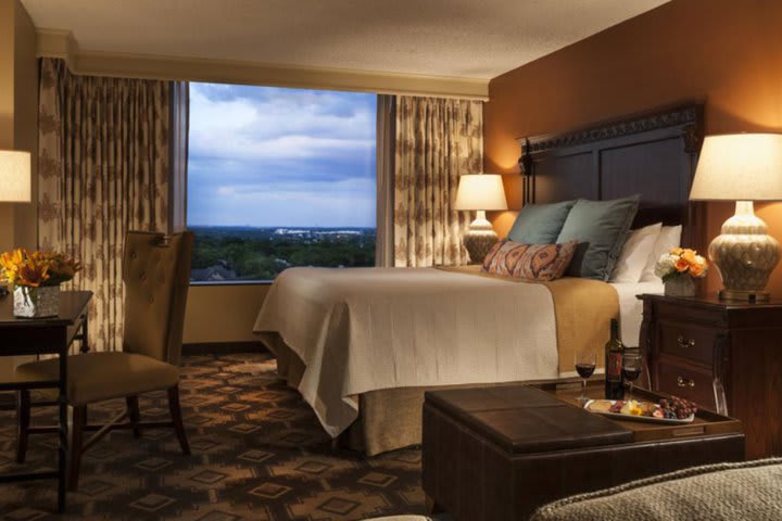 El hotel Omni de San Antonio tiene 326 habitaciones y suites