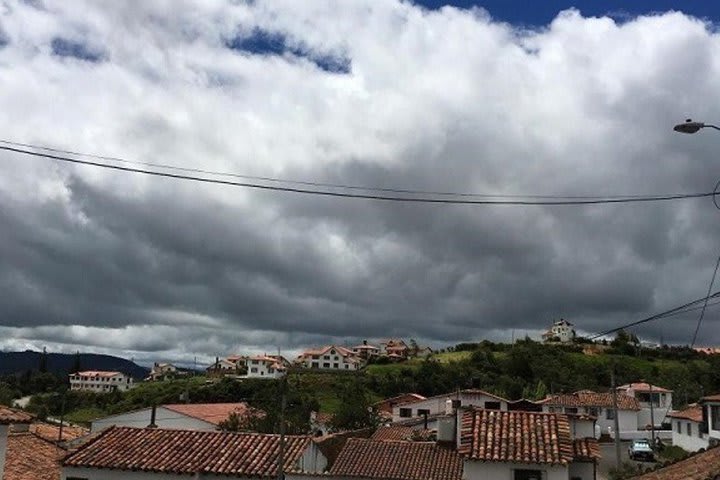 El hotel tiene vista al lago