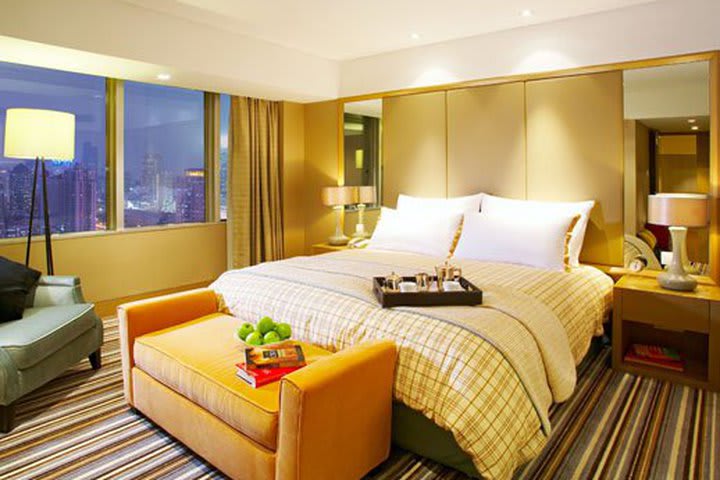 Guest room at Jin Jiang Tower Shanghai