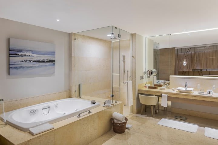 Baño de una una suite Grand Class frente al mar