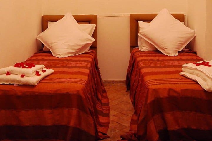 Guest room with two beds at the Riad Hannah hotel in Marrakesh