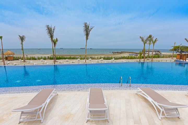 Piscina con vista al mar