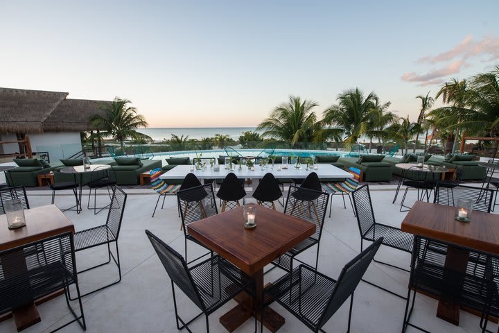 Restaurant next to the pool