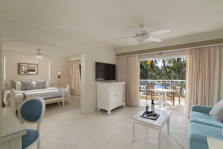 Honeymoon Club suite with tropical view