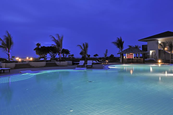 Vista nocturna de la piscina