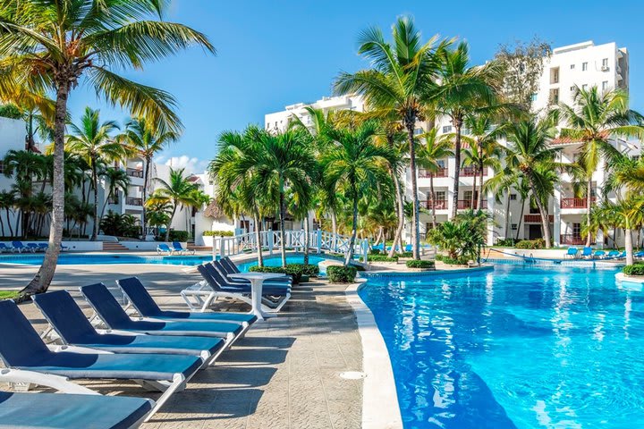 Camas de playa plegables en la piscina