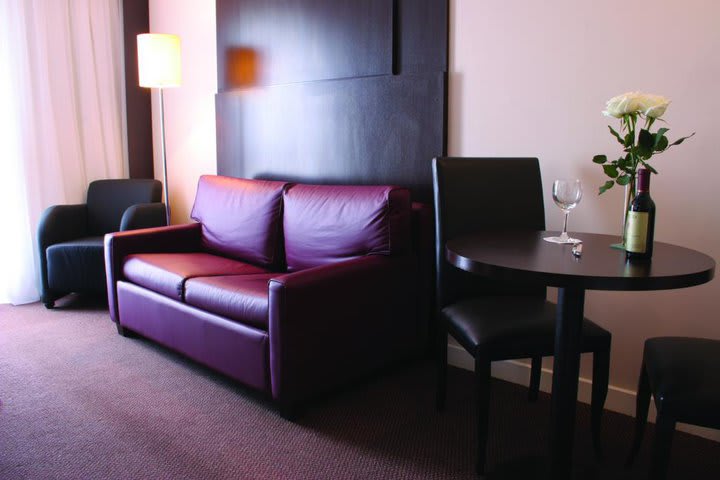 Sitting area with a sofa bed in a guest room at the InterCity Premium Porto Alegre hotel