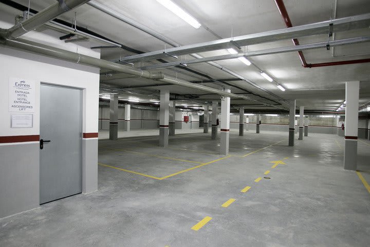 Holiday Inn Express Madrid - Alcobendas has outdoor and indoor parking