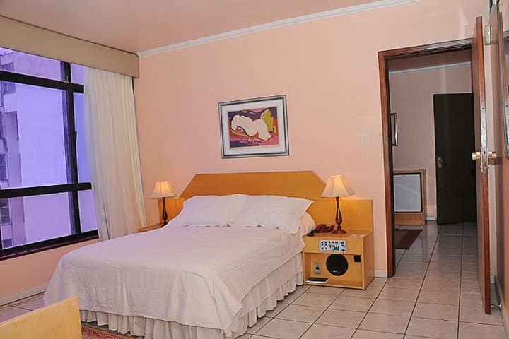 Habitación con cama doble en el Marazul Hotel Salvador