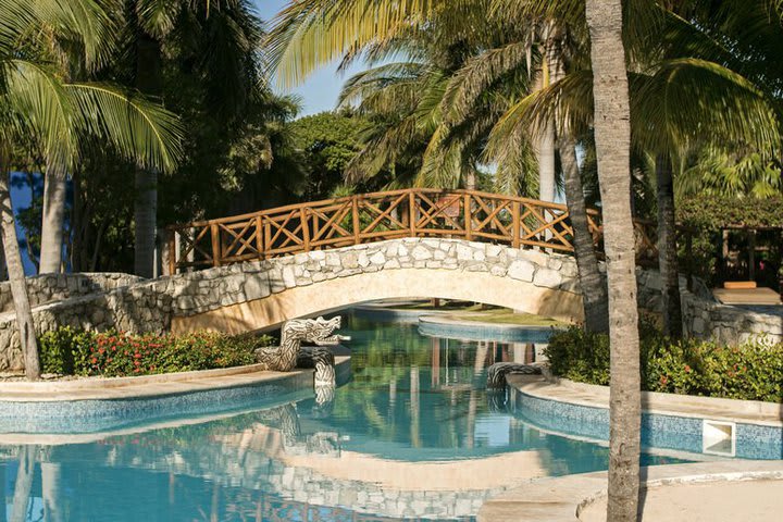 Puente para cruzar la piscina