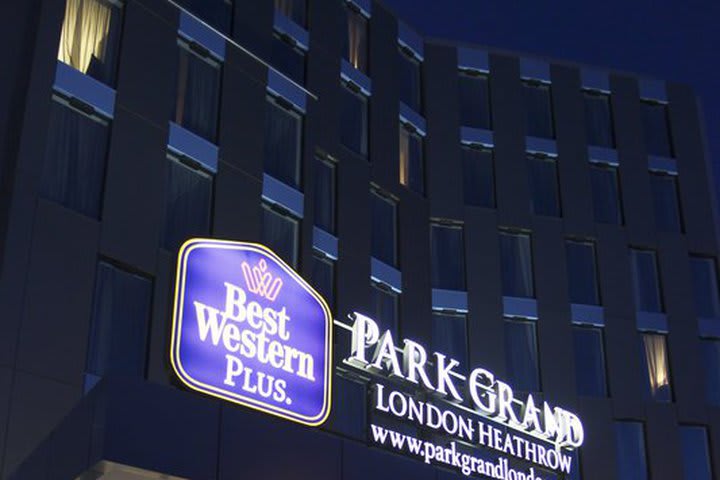 Entrada del moderno hotel Best Western Plus Park Grand en Hounslow cerca del aeropuerto de Heathrow