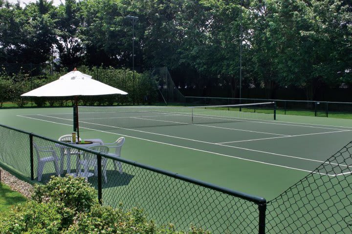 You can play tennis or soccer in the courts of Hotel Transamerica Sao Paulo