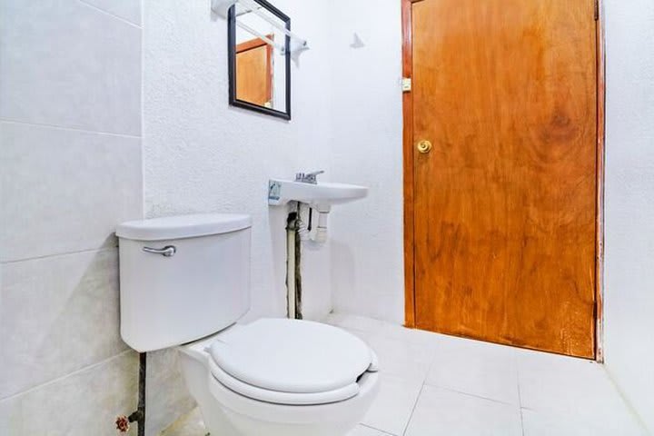 Baño de huéspedes