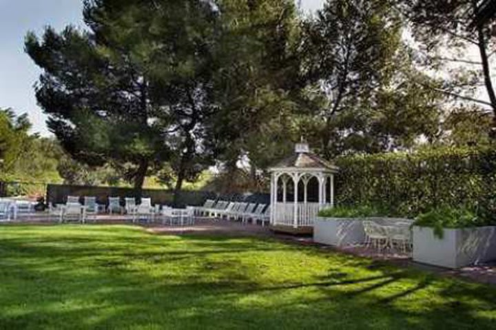 Garden at the Hilton Los Angeles hotel in Universal City