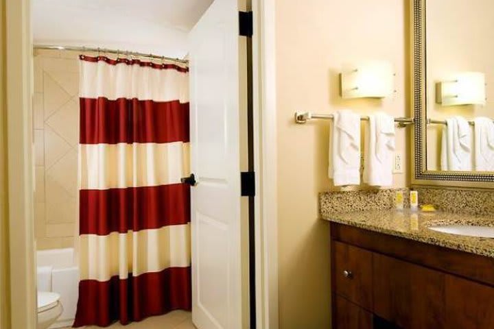 Baño de huéspedes del hotel en Orlando, Residence Inn by Marriott Airport