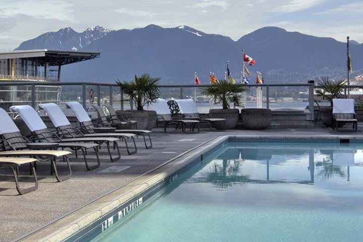 En el tercer piso del hotel Fairmont Waterfront en Vancouver está la alberca climatizada