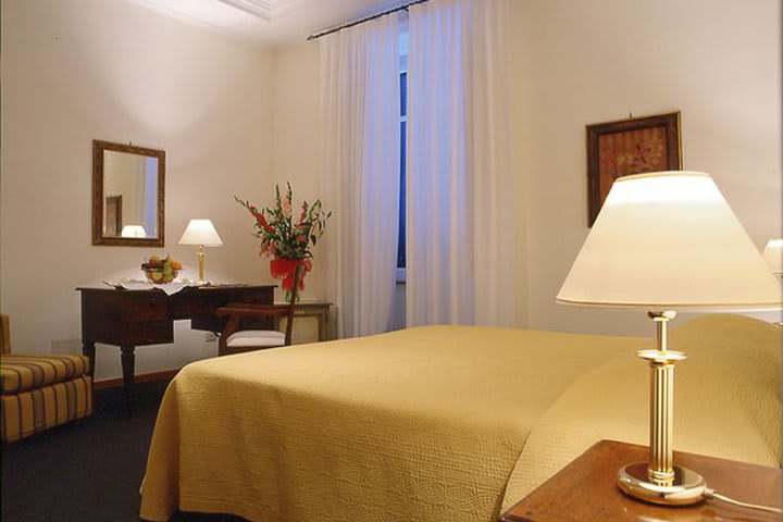 Habitación con cama matrimonial en La Maison Royale, hotel en Roma