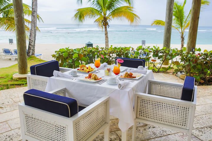 El restaurante tiene vista al mar