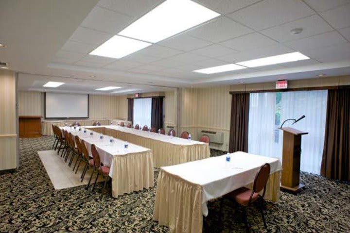 The business hotel Monte Carlo Inn Markham has conference facilities