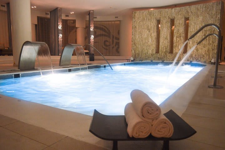 Plunge pool in the spa