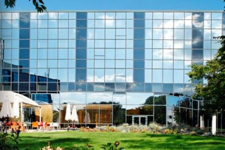 Radisson Blu Charles de Gaulle Airport is a hotel in the town of Le Mesnil-Amelot