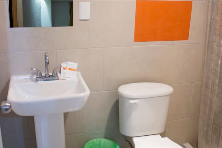 Baño de huéspedes con ducha