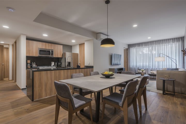 Dining area and equipped kitchen