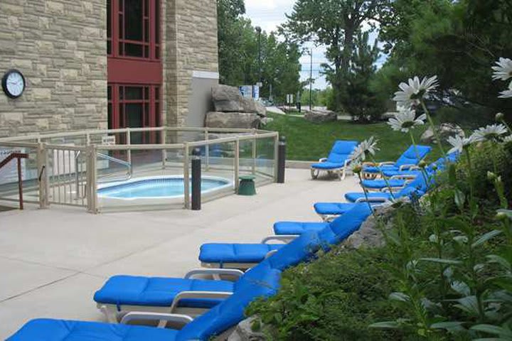 Ourdoor Jacuzzi open seasonally at the DoubleTree Fallsview by Hilton Niagara Falls hotel