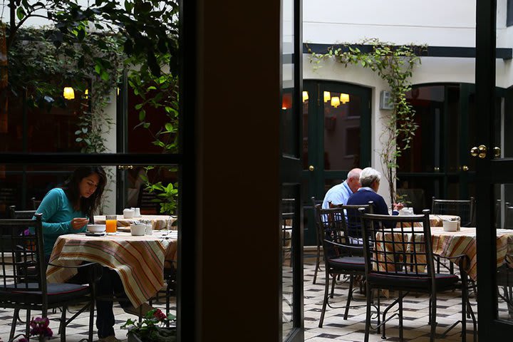 El restaurante también ofrece servicio de bar