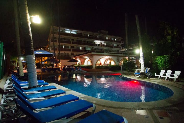 Vista nocturna de la piscina